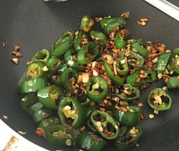 开胃下饭菜-青椒与蒜头的做法