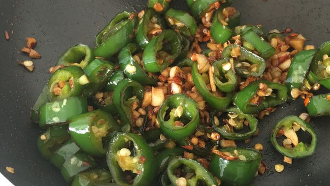 开胃下饭菜-青椒与蒜头的做法