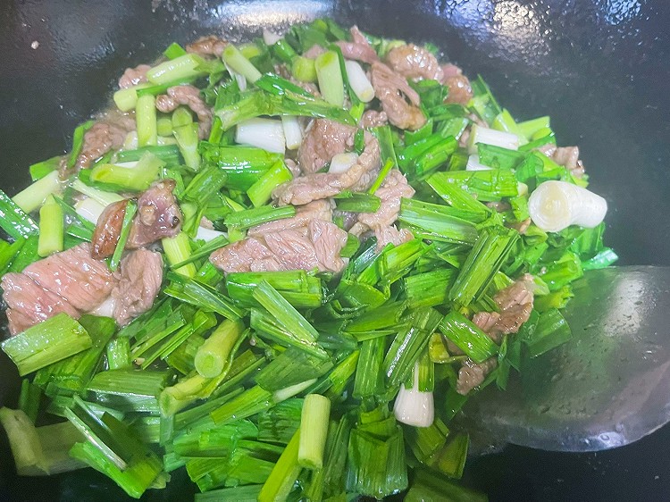 黄牛肉炒大蒜苗的做法