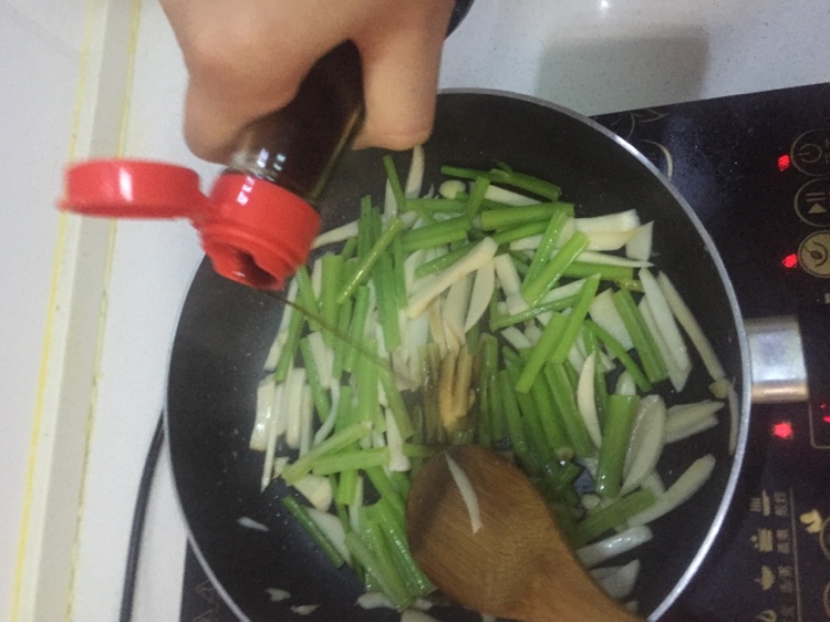 芹菜炒杏鲍菇的做法图解5