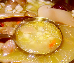 松茸薏仁土鸡汤￨瘦身排毒养颜必备的做法