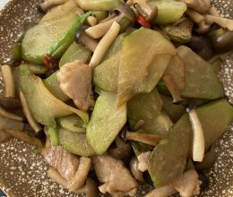 佛手瓜炒蟹味菇—搭配普通而营养不简单的做法