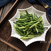 蒜苗炒牛肉片的做法图解2