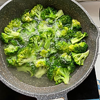 捞汁西兰花的做法图解1