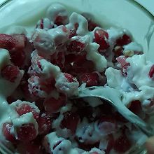 嘎嘣脆的酸奶拌冻石榴籽