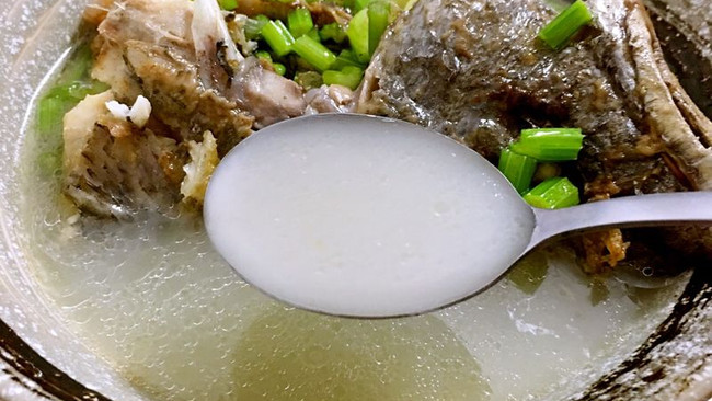 芹菜鱼头汤的做法