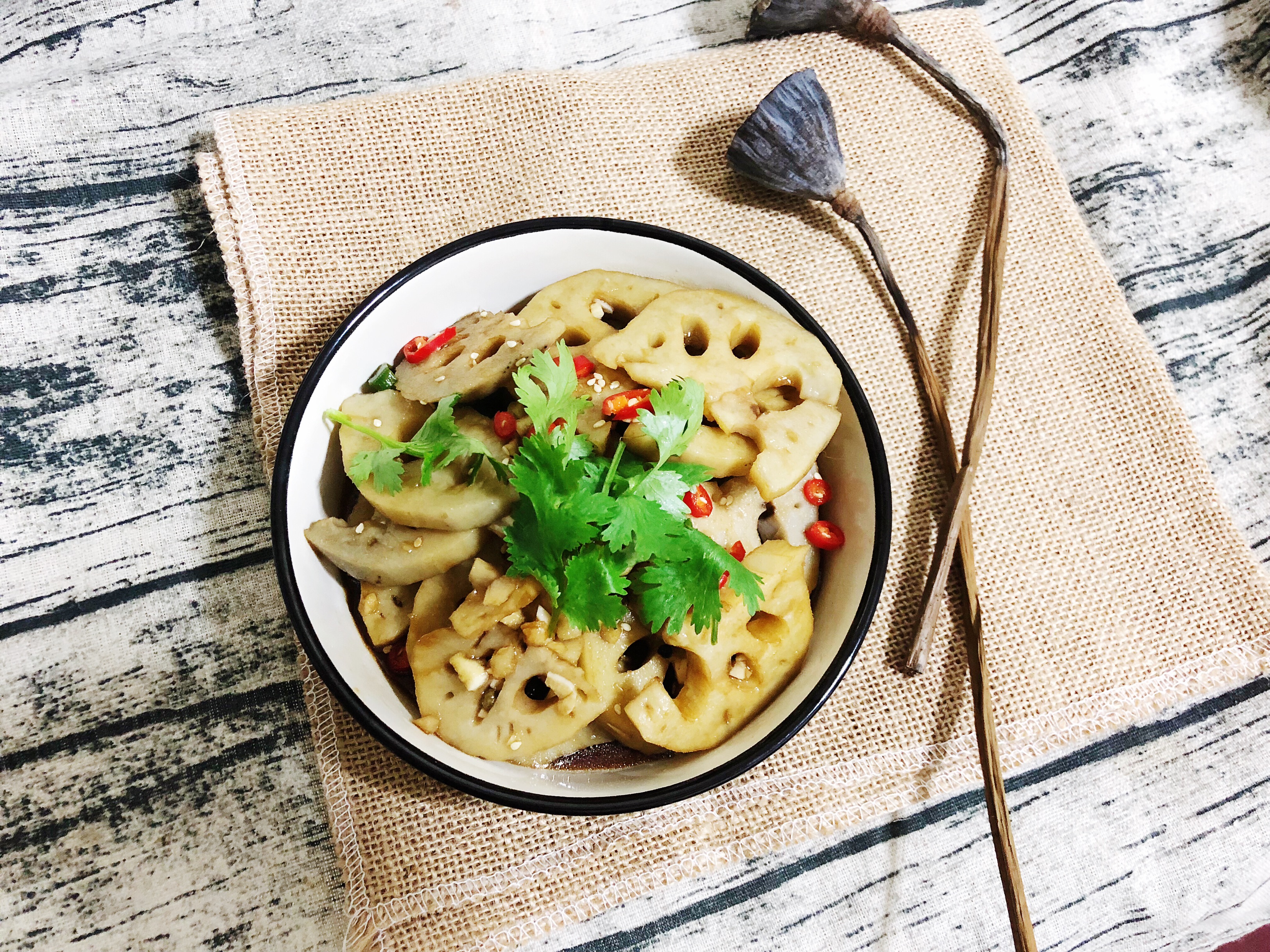 Lotus root slices in cold sauce