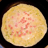 火腿肠鸡蛋饼的做法图解1
