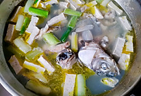鲜炖草鱼汤（简易美味）的做法