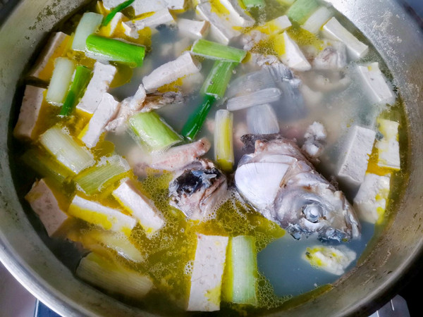鲜炖草鱼汤（简易美味）