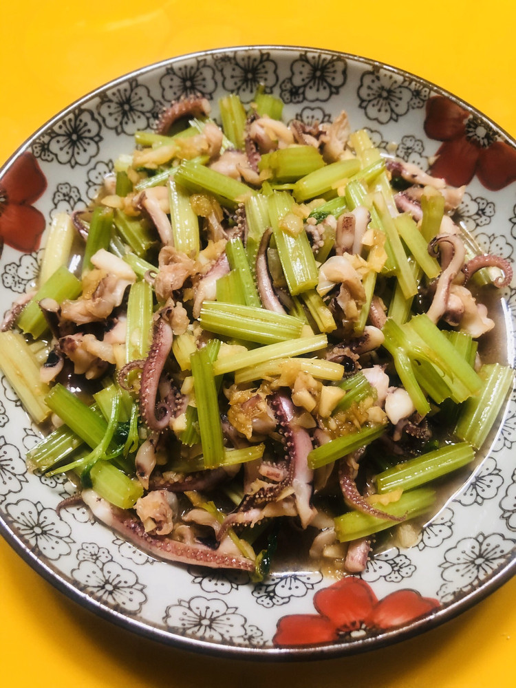 清新爽口【芹菜炒鱿鱼】唇齿留香，详解版的做法