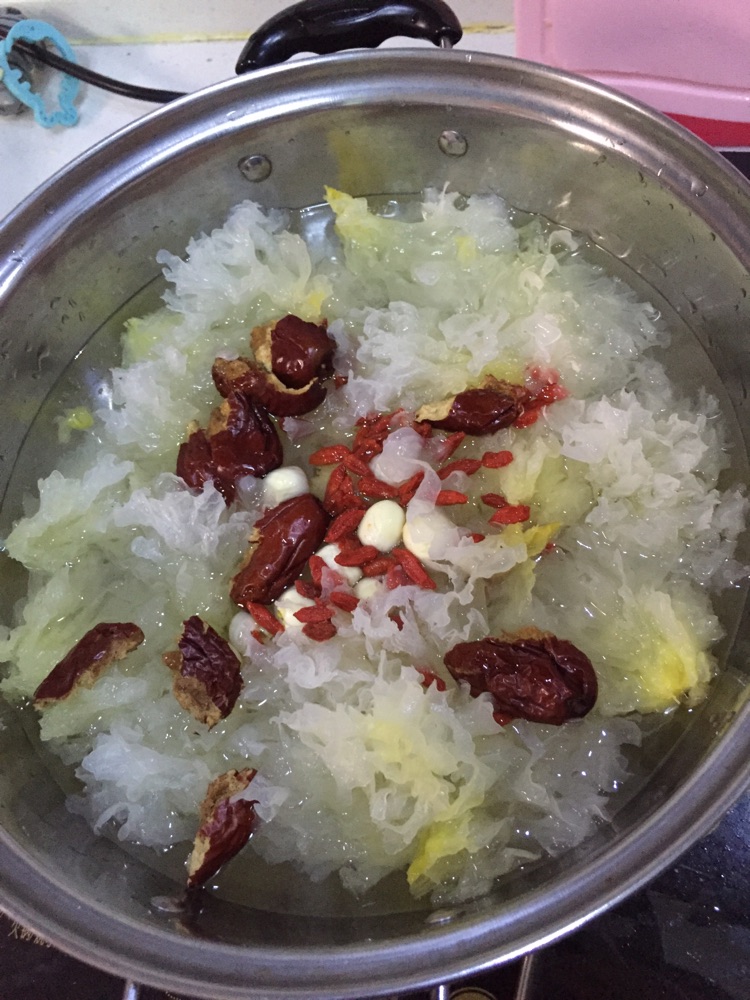 银耳莲子红枣汤的做法图解3