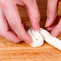 饺子皮做的新美食，酥脆酱香饼的做法图解3