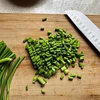 蒜苔炒肉沫的做法图解1