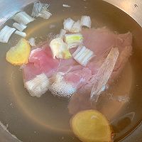 凉拌鸡胸肉丝的做法图解1