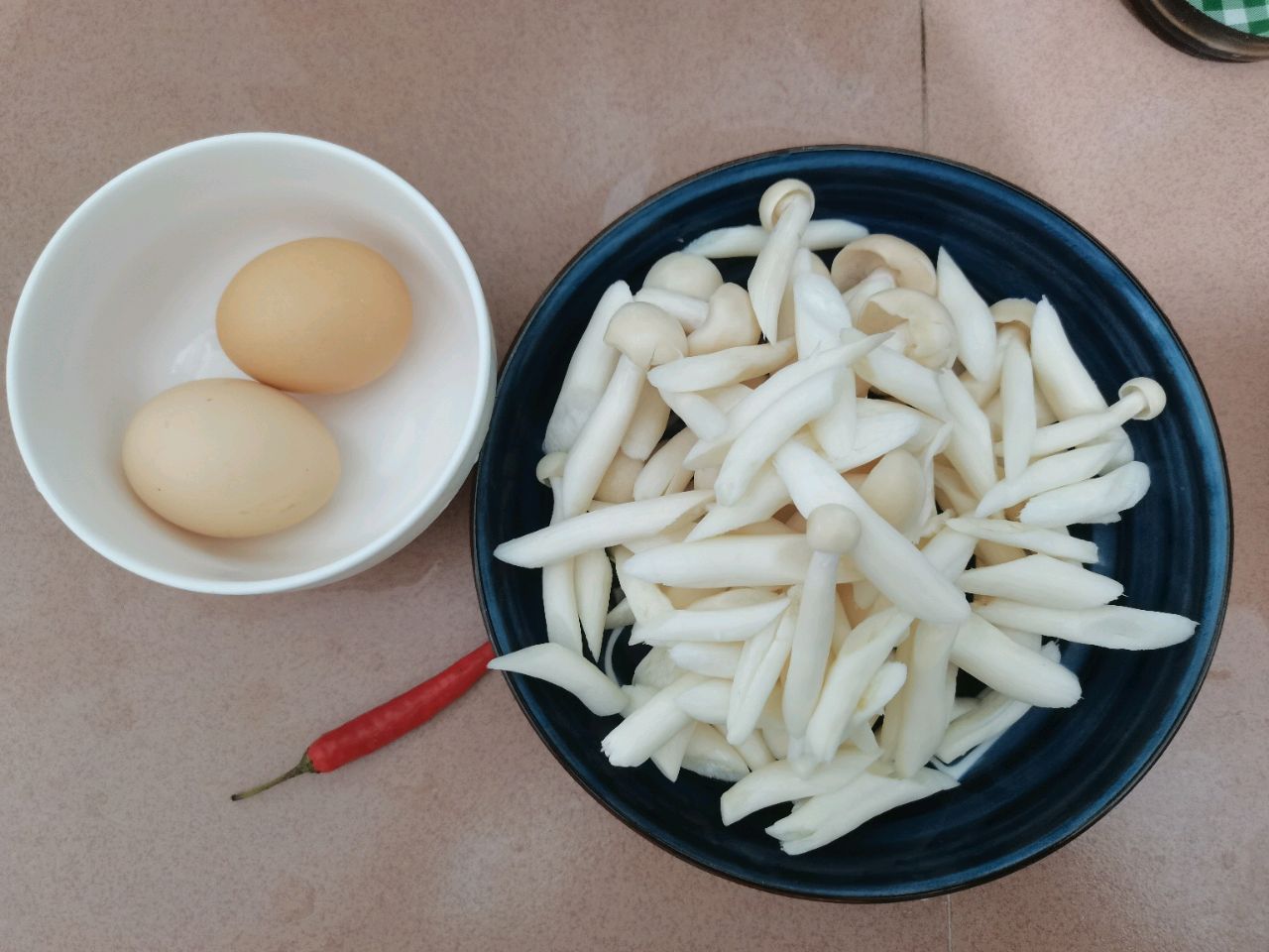 海鲜菇炒鸡蛋怎么做_海鲜菇炒鸡蛋的做法_斯佳丽_豆果美食