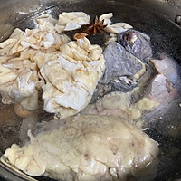飞起来的肥肠鸡的做法图解1