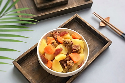 秋风起：土豆胡萝卜炖双腊味