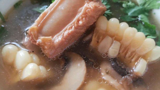 黑蒜蔬菌排骨汤的做法