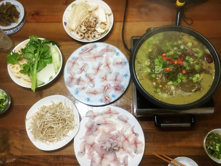 酸菜乌鱼汤锅（附：好吃到没朋友的青椒蘸酱）的做法
