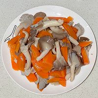 【孕妇食谱】菌菇炒鸡蛋，轻盐高蛋白，低脂也营养～的做法图解4