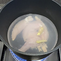 #做饭吧！亲爱的#很适合夏天的清淡口味～麻酱生菜鸡胸肉卷的做法图解2