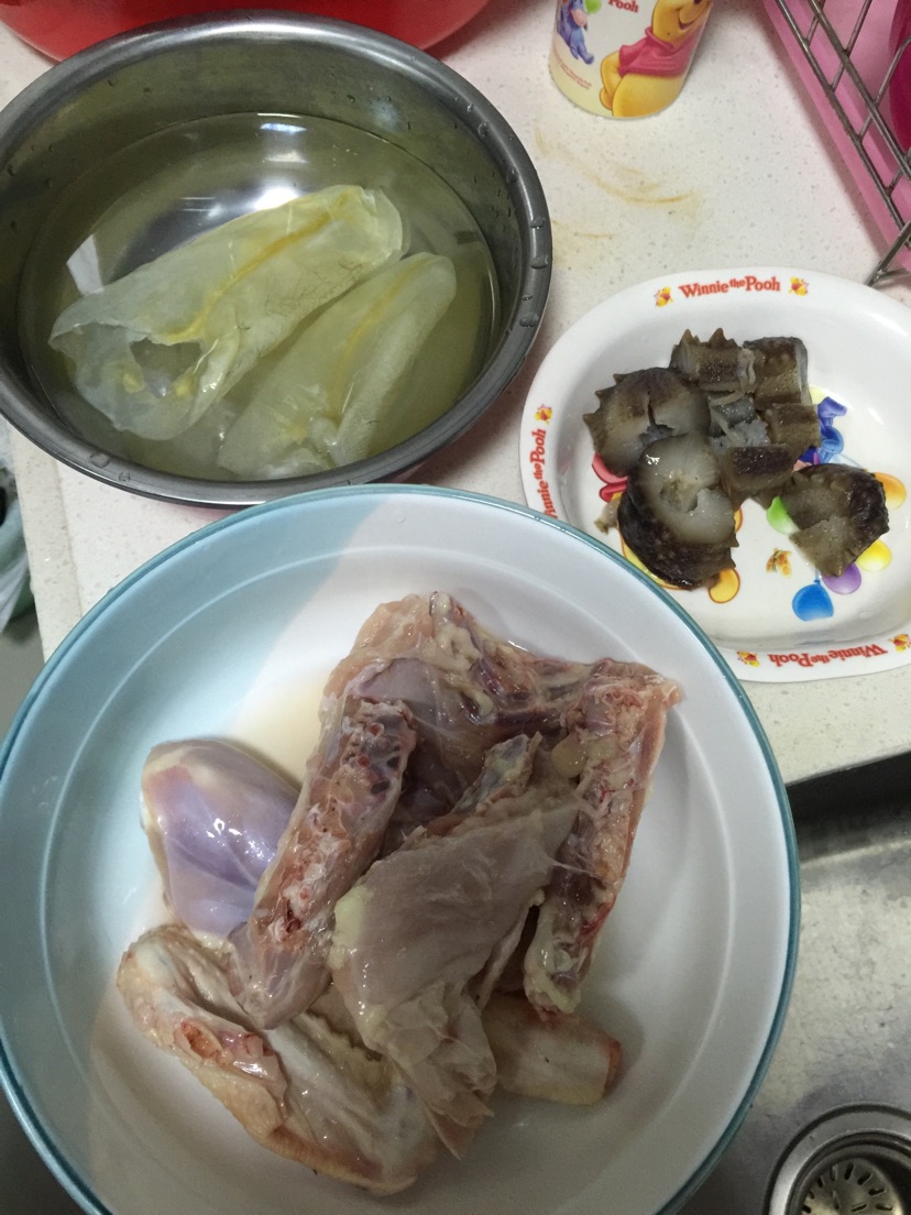 花胶海参煲鸡汤的做法图解1