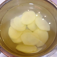 #感恩节为TA做顿饭#香腊劲爽，薯韵悠长~~~腊肉炒土豆片的做法图解1