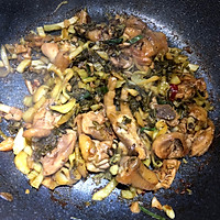 酸菜炒鸡腿肉的做法图解10