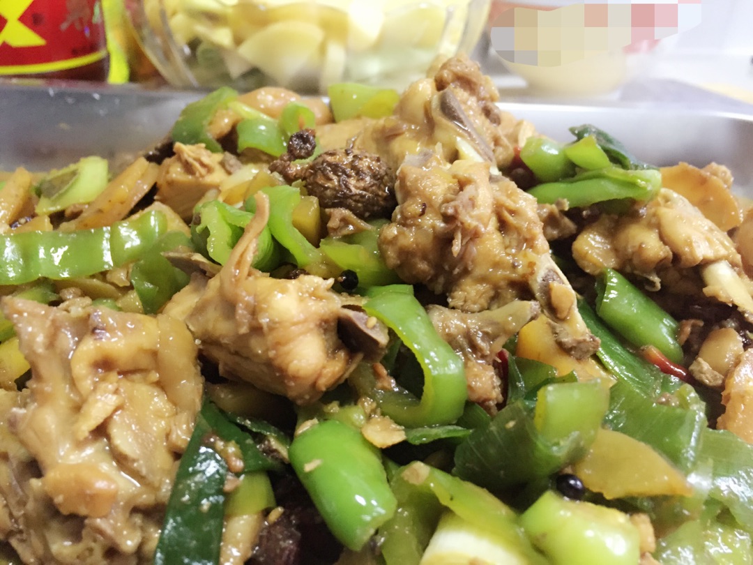 在家做鲁菜花椒炒鸡，炒鸡要原汁、干鲜花椒两锅用，才麻香肉嫩美