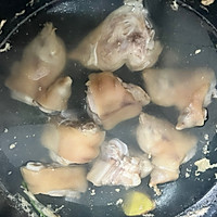 红烧猪蹄的做法图解1