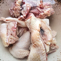 板栗炖鸡的做法图解1