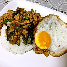 泰式九层塔猪肉饭 （Thai Basil Pork)