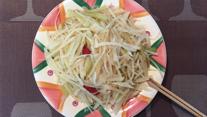 家常版芹菜炝炒土豆丝，酸脆爽口，欢迎试试
