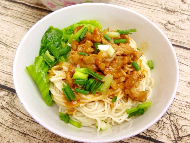 肉拌炸酱面的做法