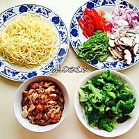 黑椒香菇鸡肉意面#德国MIJI爱心菜#的做法图解1