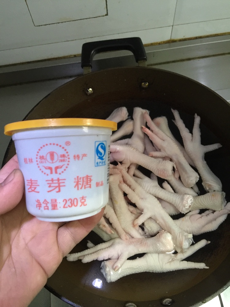 红烧鸡爪的做法图解1