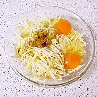 土豆丝鸡蛋饼#丘比沙拉汁#的做法图解3