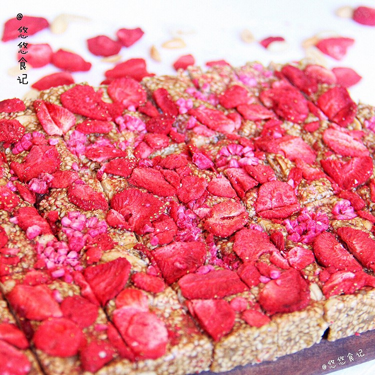 草莓芝麻糖￨超酥脆高颜值的做法