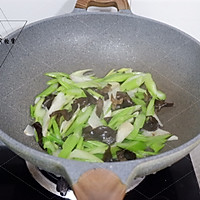 木耳山药炒西芹的做法图解6