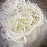 简单易做的葱油拌面的做法图解3