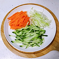 #一勺葱伴侣，成就招牌美味#京酱肉丝（附千张蔬菜卷）的做法图解2