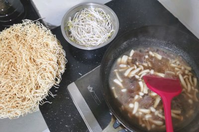 蟹味菇牛肉湿炒面