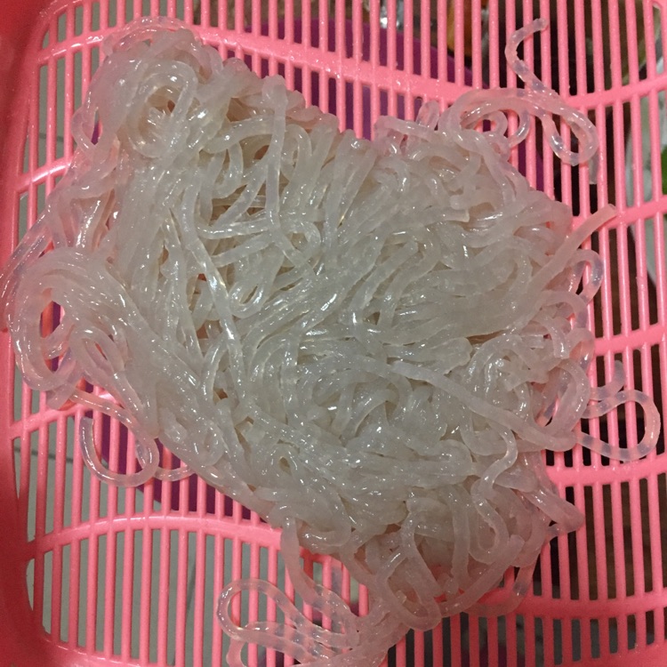 鸡蛋炒粉条的做法图解1