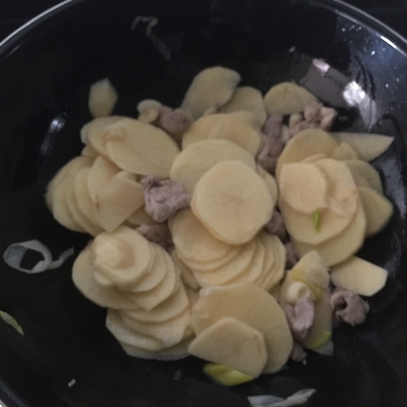 辣白菜五花肉炖土豆的做法图解7
