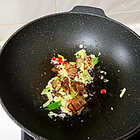 一顿简餐的仪式感——红菜苔炒腊肉的做法图解3