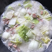 娃娃菜午餐肉皮蛋汤的做法图解7