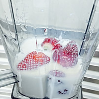 草莓奶昔。牛奶版的做法图解1