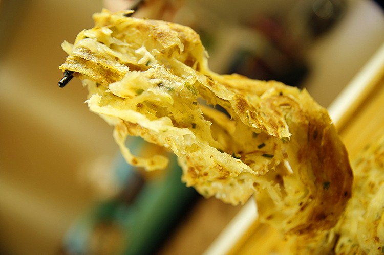 猪小花葱油饼的做法