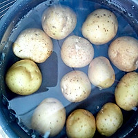 香煎小土豆的做法图解1